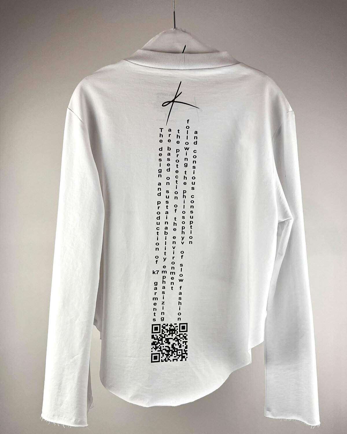 Sweater μπλούζα φούτερ σε κροπ ασύμμετρη γραμμή με μακριά μανίκια σε γραμμή καμπάνα.Πλάτη με τύπωμα κατα μήκος.